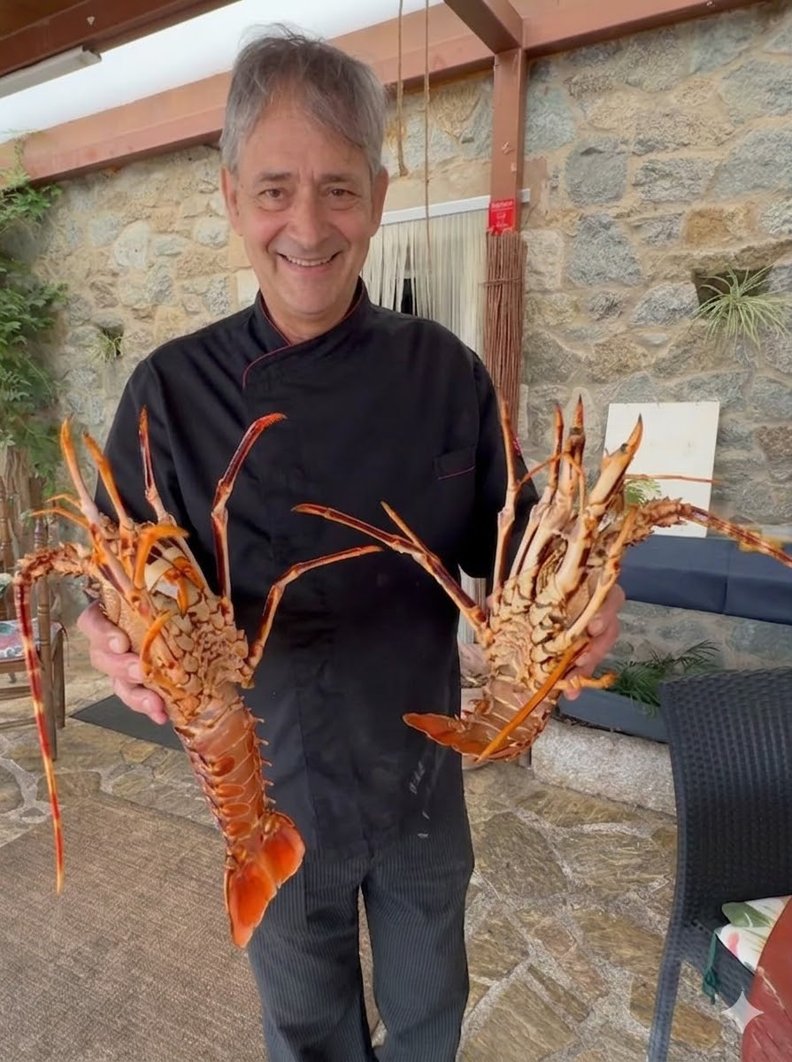 Chef del Restaurante Garbet's con langostas frescas